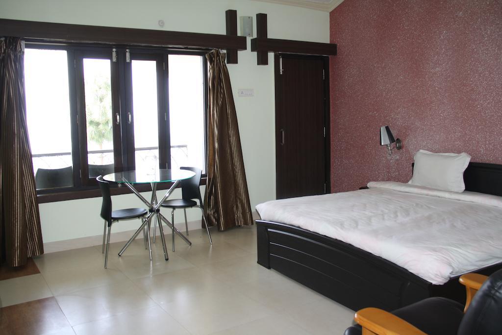 United 21 Nature Paradise Hotel Naukuchiatal Room photo